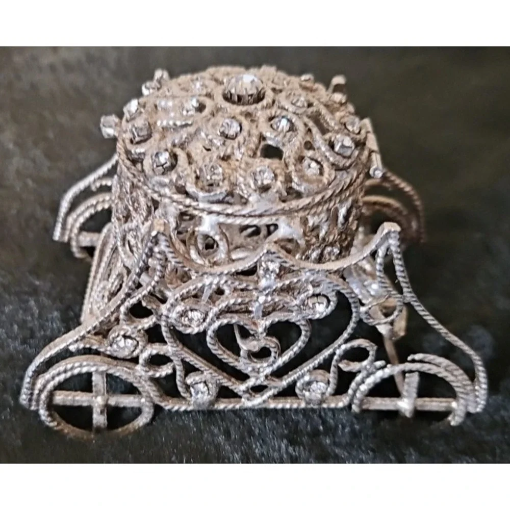 Carriage trinket box with jewels